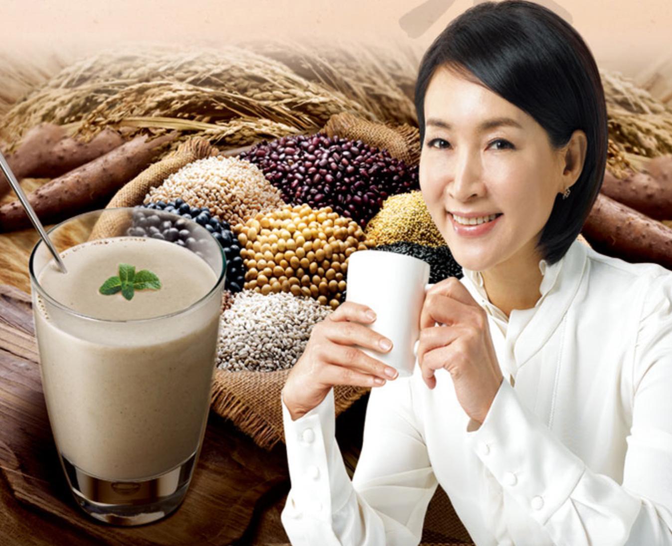 korean brand damtuh's 15 Roasted Grains Mixed Powder mixed into a drink with grains in the background and korean actress jung aeri  