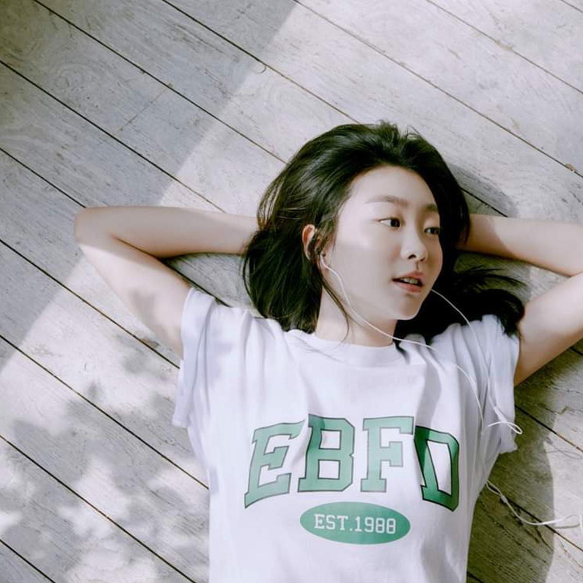 《金多美&WEi金曜漢同款》EBFD弧形LOGO短袖T恤（深綠色）
