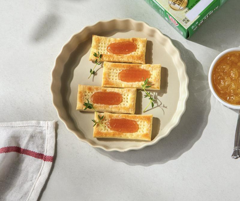 korean brand haitai's french pies apple flavor on a plate