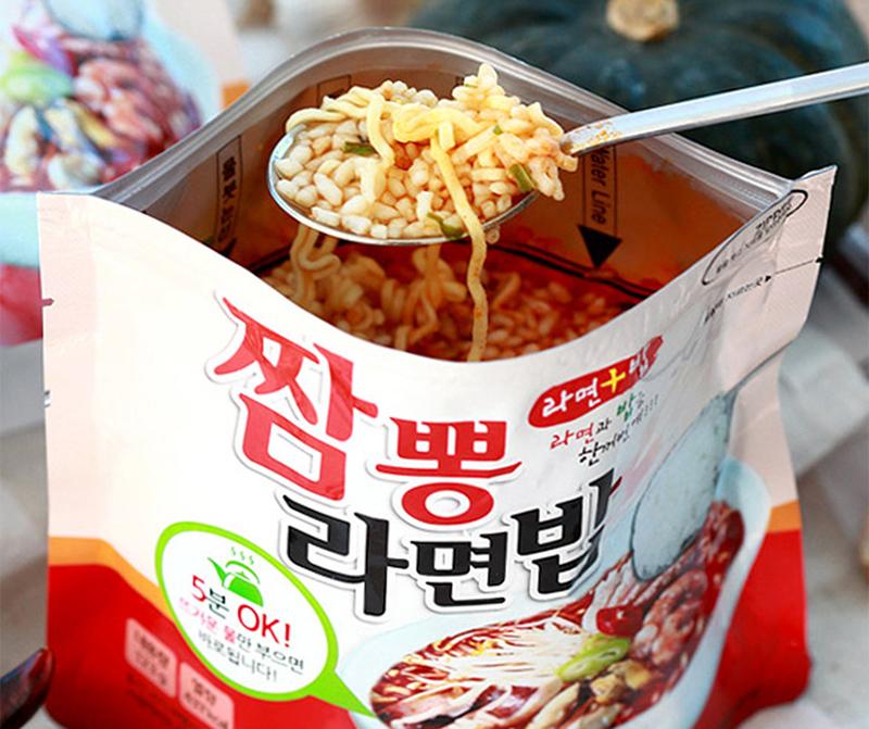 korean brand doori doori's jjamppong ramen rice bag and spoonful of ramen rice scooped from pouch