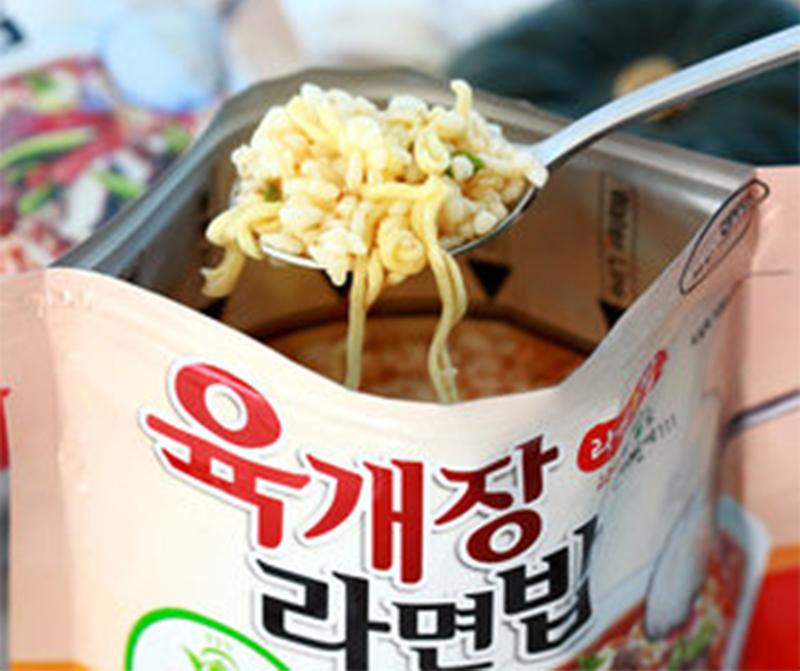 korean brand doori doori's yukgaejang ramen rice pouch with spoonful held up