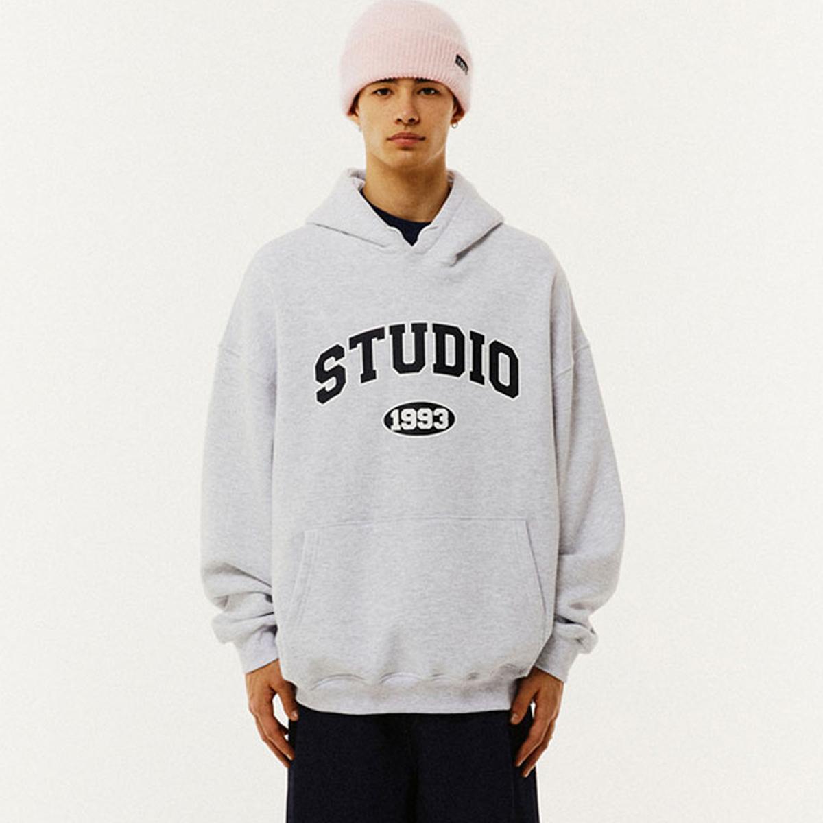 《LE SSERAFIM 恩採&Giant Pink同款》STUDIO弧形LOGO刷毛帽T（亮灰色）
